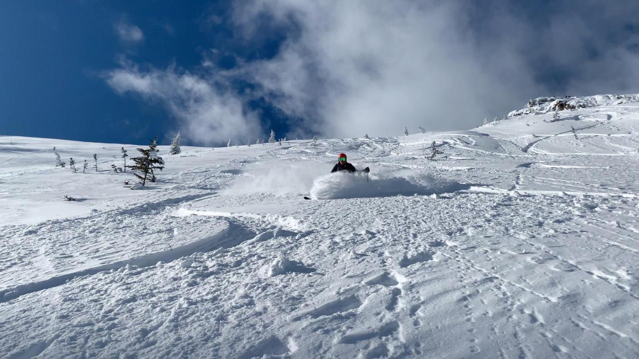 Vagabond Lodge At Kicking Horse Golden Exterior foto