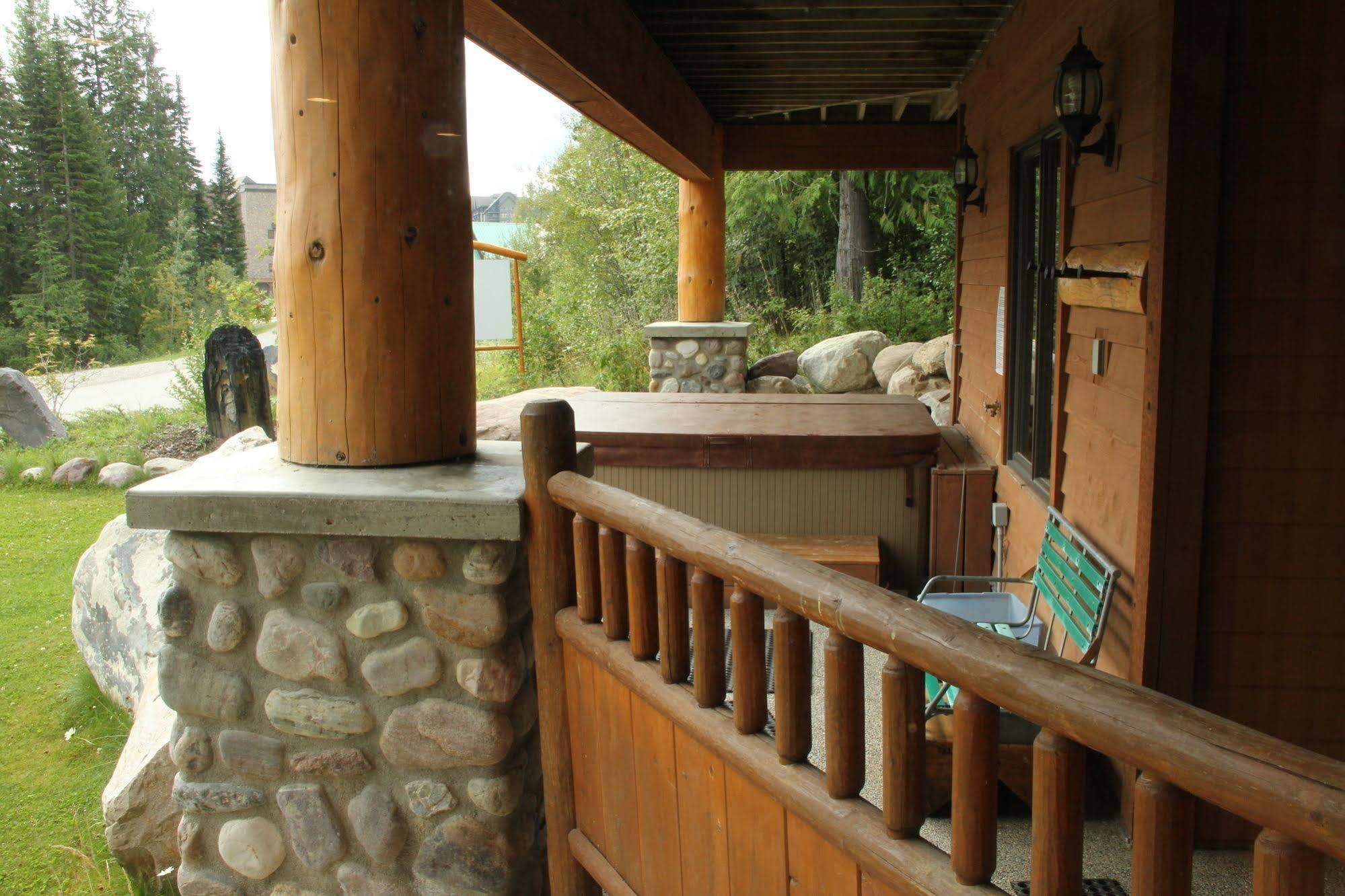 Vagabond Lodge At Kicking Horse Golden Exterior foto