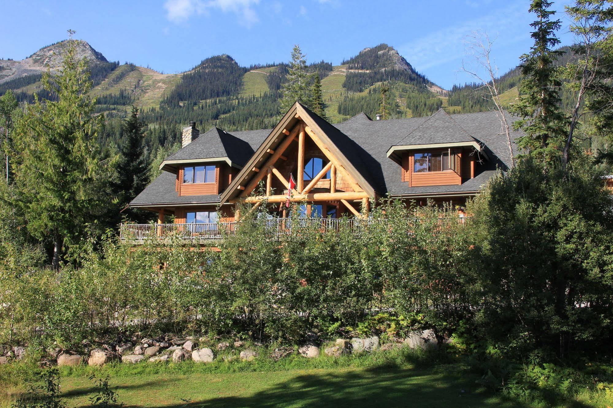 Vagabond Lodge At Kicking Horse Golden Exterior foto